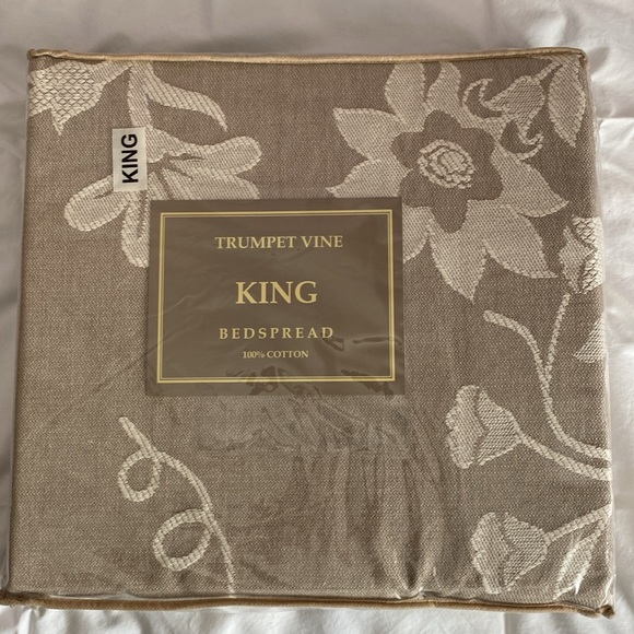 New in package king bedspread - Picture 3 of 4